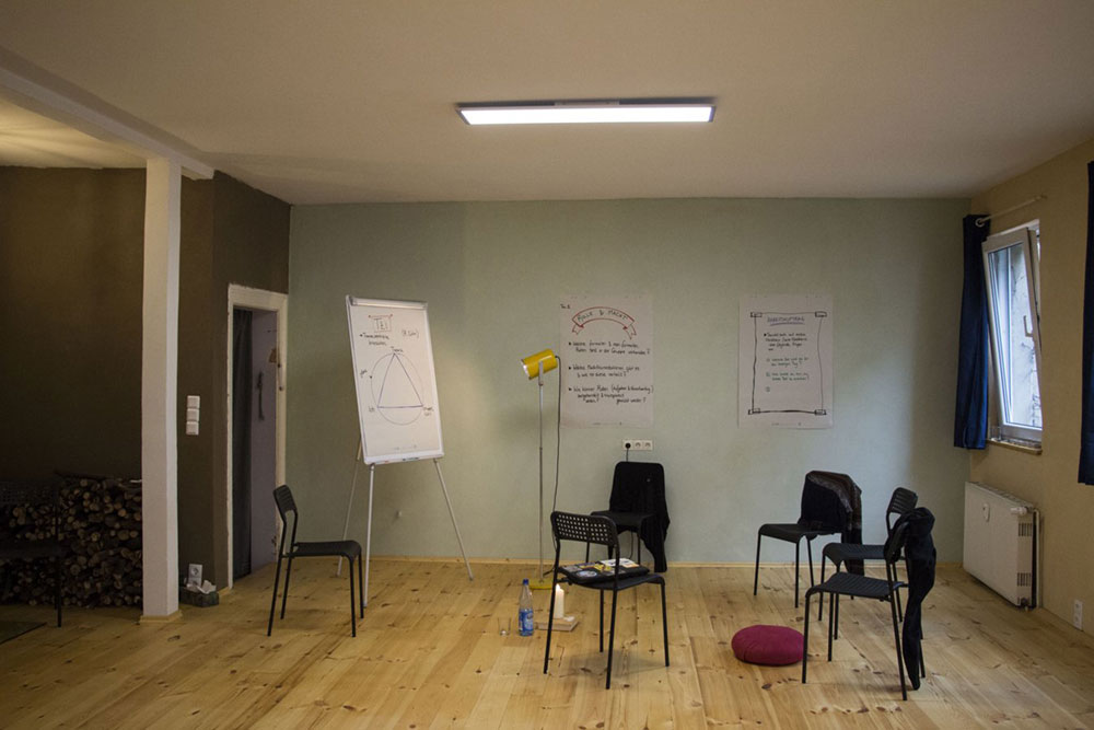 Der große Seminarraum in Leipzig mit Sitzgruppe und Whiteboard