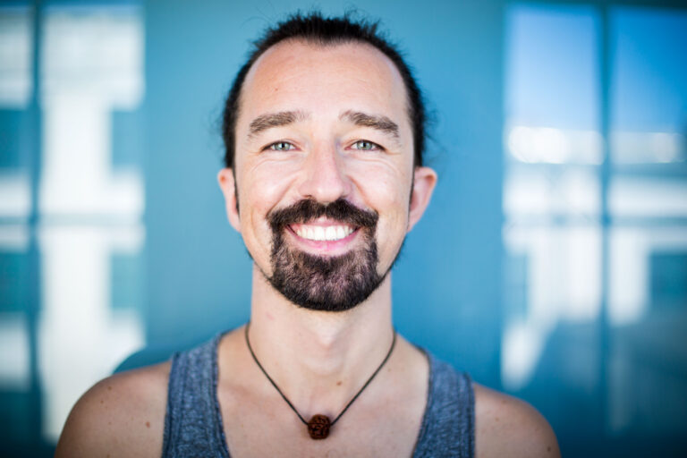 Yogalehrer Ausbildung in Leipzig Alex Kröker Portrait