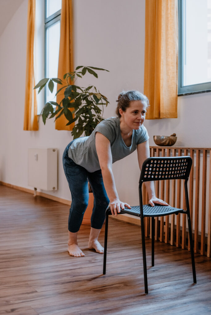Yoga für Senioren Kurs in Leipzig mit dem Stuhl