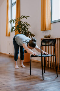 Yoga für Senioren Kurs in Leipzig mit dem Stuhl